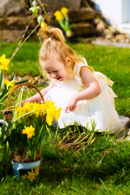 Chica en búsqueda de huevos de Pascua con huevos