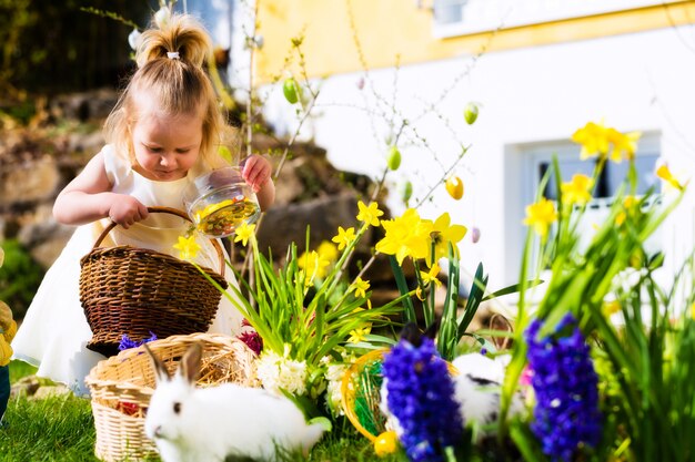 Chica en búsqueda de huevos de Pascua con huevos