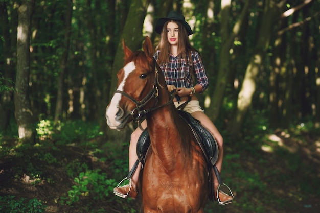 Chica con caballo