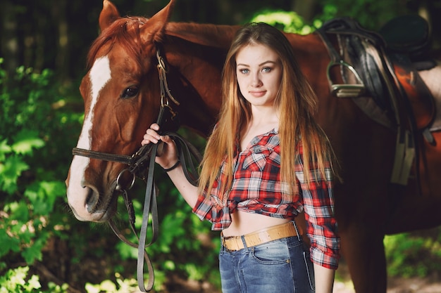 Chica con caballo