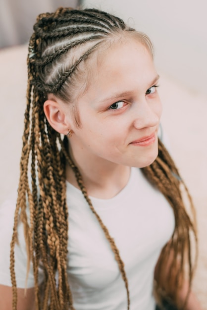 Foto chica con cabello castaño y coletas trenzadas con cabello artificial