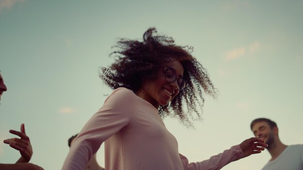 Una chica con cabello largo y anteojos está sonriendo y tiene una sonrisa en su rostro.