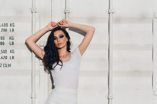 Chica con cabello largo en elegante vestido blanco