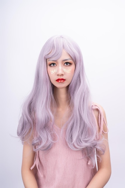 Una chica con el cabello largo en rosa