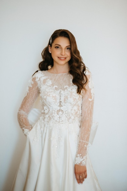 una chica de cabello marrón se pone un vestido de novia