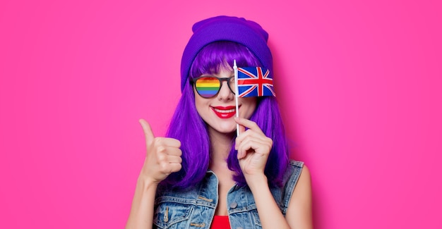 Chica con cabello morado y con bandera del Reino Unido en rosa