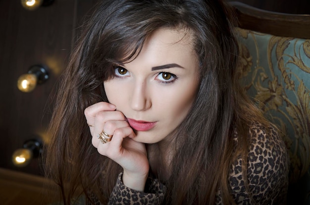 Chica con cabello oscuro mirando a la cámara.