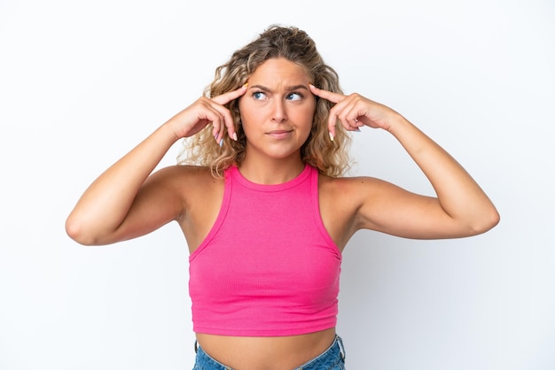 Chica con cabello rizado aislado sobre fondo blanco que tiene dudas y pensamiento