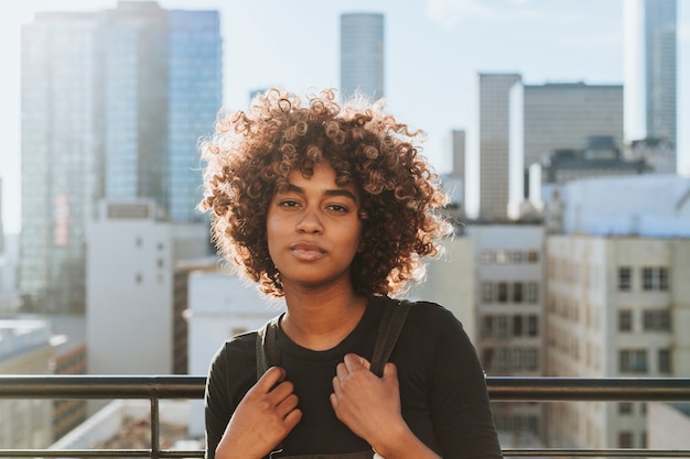 Chica con cabello rizado en una azotea de Los Ángeles