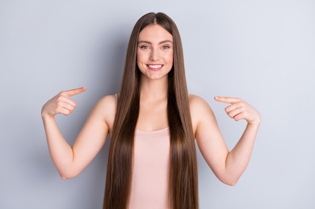 chica con cabello sano aislado en gris