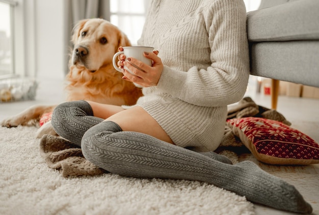 Chica con cacao y perro golden retriever