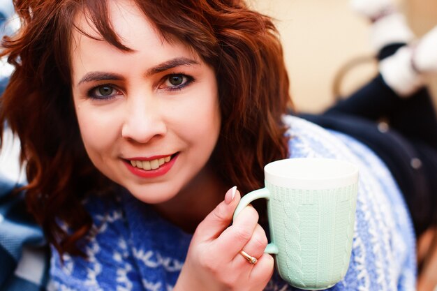 Chica con café al aire libre