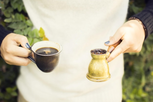 Chica con café al aire libre