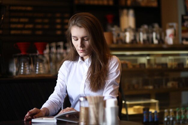 La chica del café está desayunando en París.