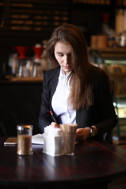 La chica del café está desayunando en París.