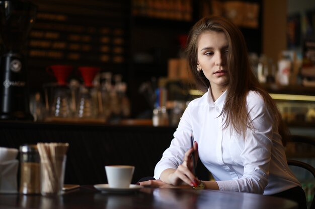 La chica del café está desayunando en París.