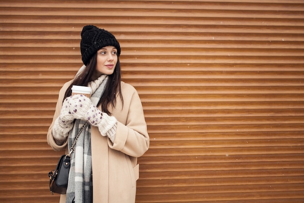 chica con cafe en invierno