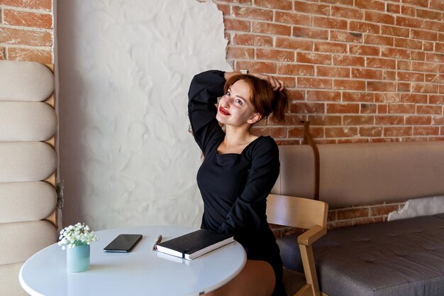 La chica en el café muestra una cara graciosa