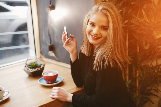 Chica con café