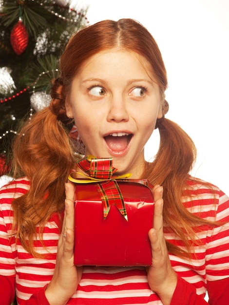 Chica con caja de regalo