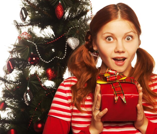 Chica con caja de regalo