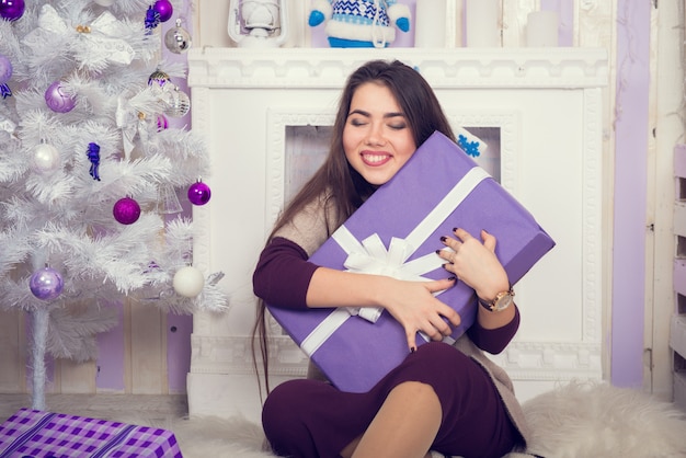 Chica y caja de regalo