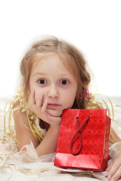 Chica con caja de regalo