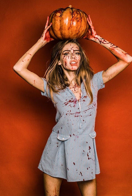 Foto chica con calabaza llena de sangre sangrienta compone el hambre animal