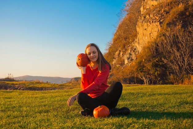 Chica con calabazas. Otoño. Víspera de Todos los Santos.