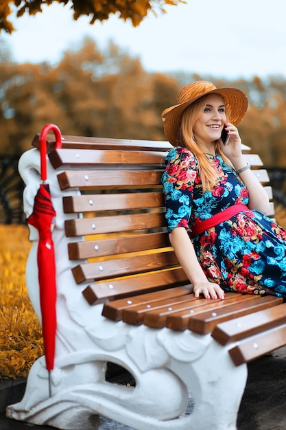 Chica de la calle con un paraguas a pasear en un día de otoño