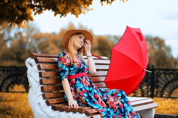 Chica de la calle con un paraguas a pasear en un día de otoño