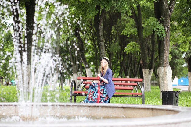 Chica de la calle con un paraguas a pasear en un día de verano