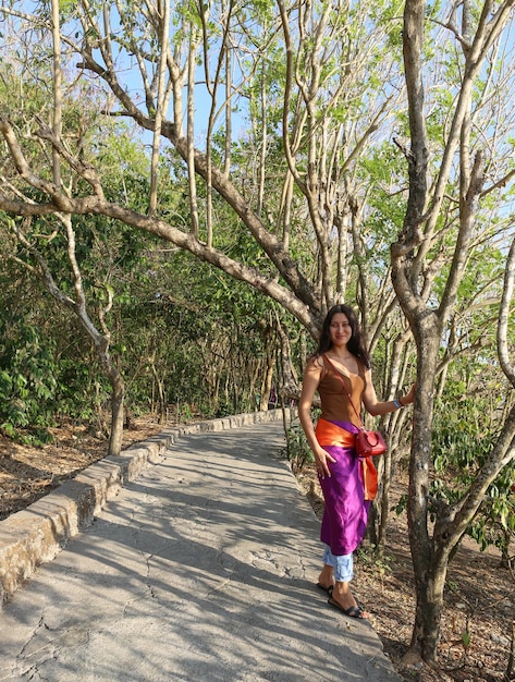 chica en un callejón tropical