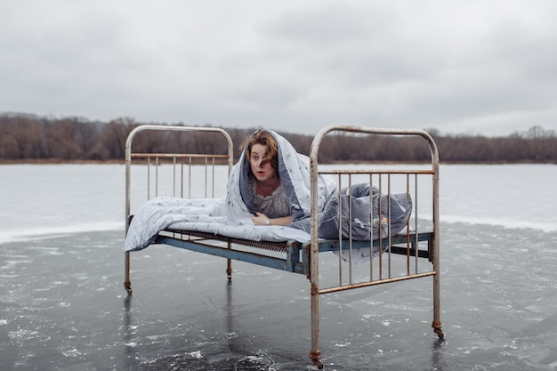 Foto chica en la cama y en el hielo