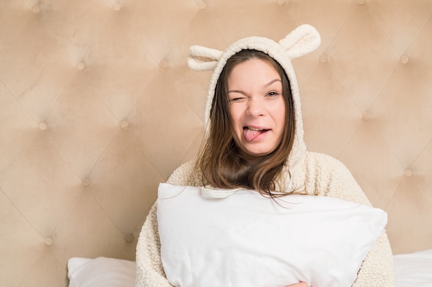 Chica en la cama en pijama gracioso