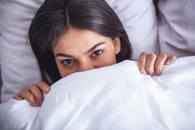 La chica en la cama.