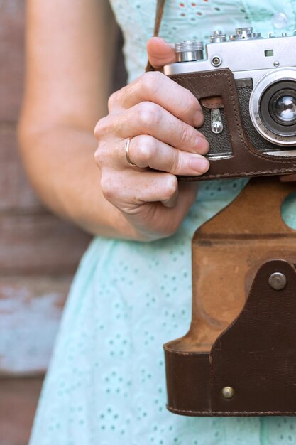 Foto chica con cámara retro