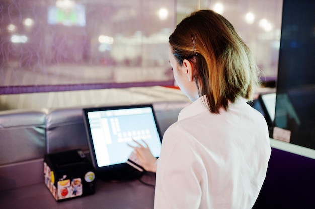 Chica camarera trabajando con terminal pos o caja de efectivo en el café Concepto de personas y servicio