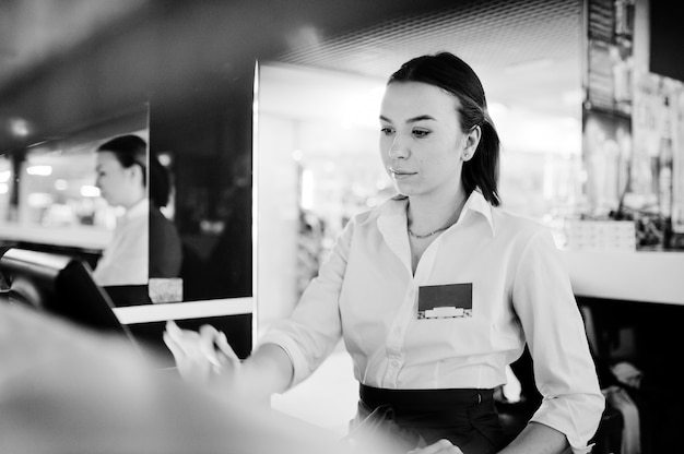 Chica de camarero trabajando con terminal pos o caja en el café. Concepto de personas y servicio