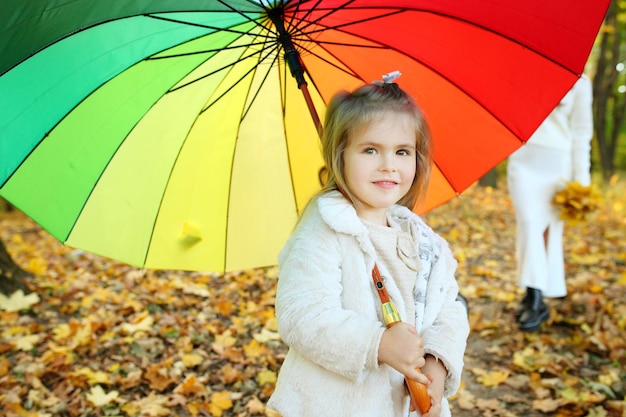 Chica camina por el bosque de otoño