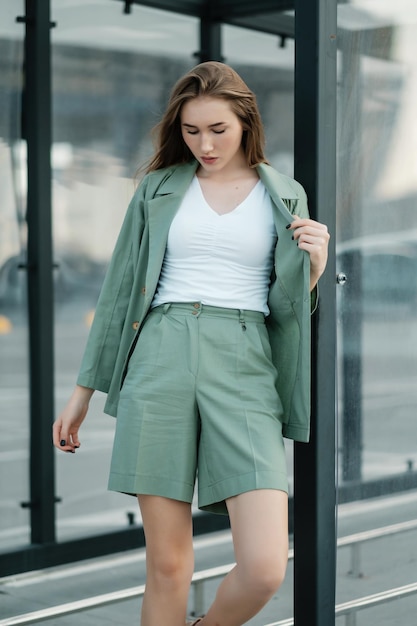 Chica caminando por la calle en vestido de verano Colección de ropa de verano