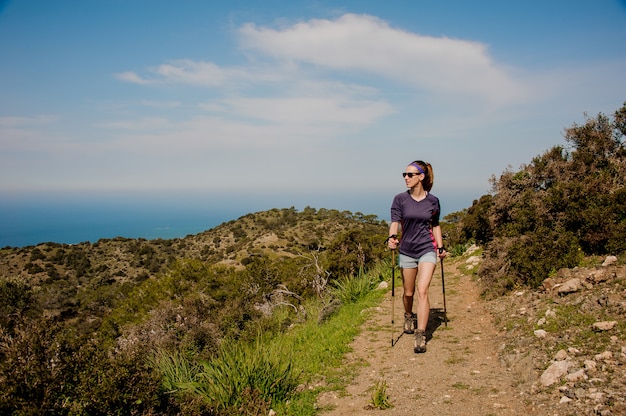 Chica caminando en el camino con palos especiales