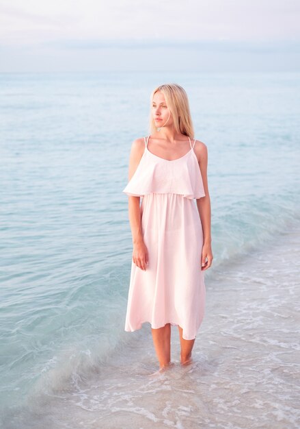 Chica caminando por el mar