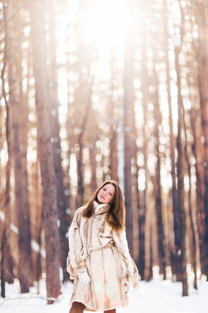 Foto chica caminando en la nieve. concepto de invierno, frío y gente