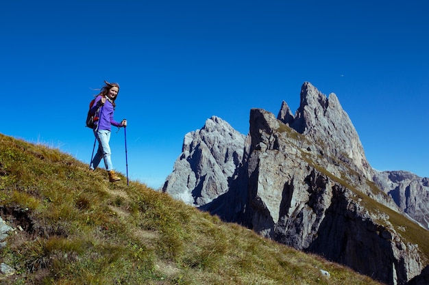 Chica caminante en las montañas Dolomitas, Italia. Cinque Torri