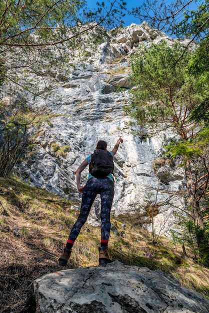 Chica caminante mostrando una gran formación rocosa llamada Cerenova skala en Eslovaquia