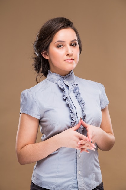 Chica en una camisa azul