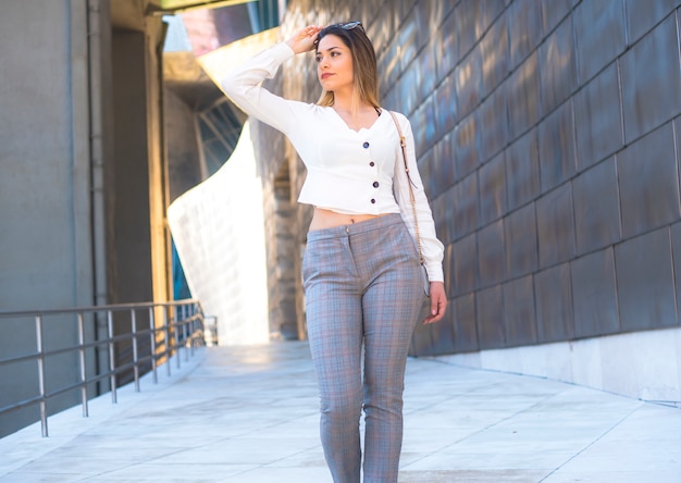 Foto una chica con una camisa blanca ajustada