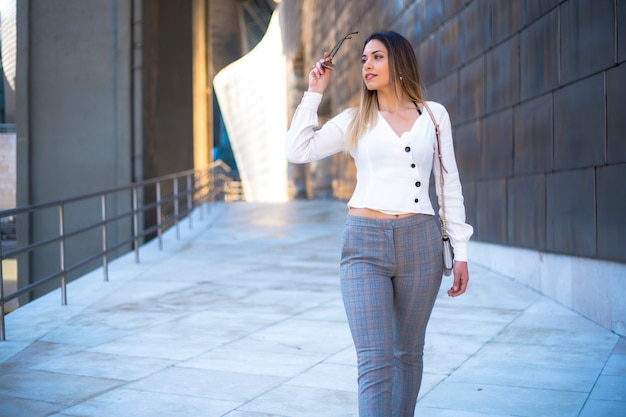 una chica con una camisa blanca ajustada