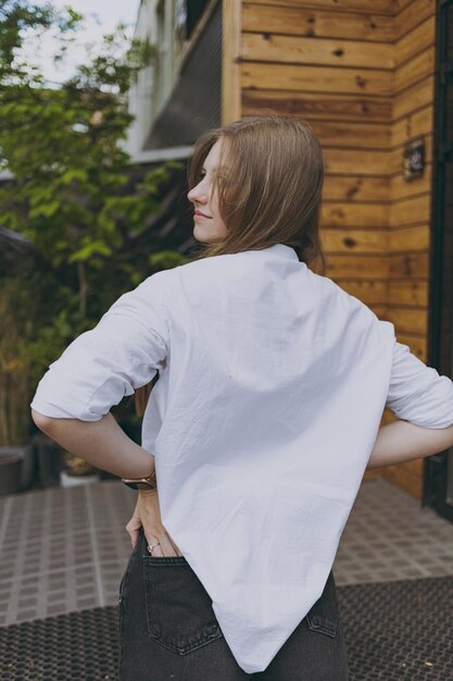 Una chica con una camisa blanca en la ciudad.